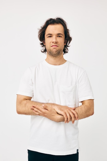 Man in een witte t-shirt communicatie via de telefoon geïsoleerde achtergrond