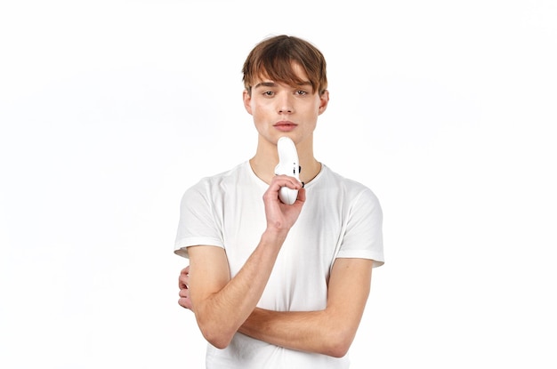 Man in een witte t-shirt joystick handen spelen entertainment