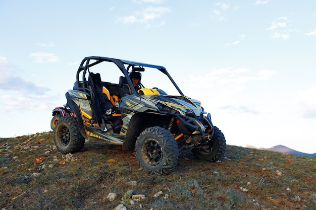 Man in helm zittend op quad quad in Bergen