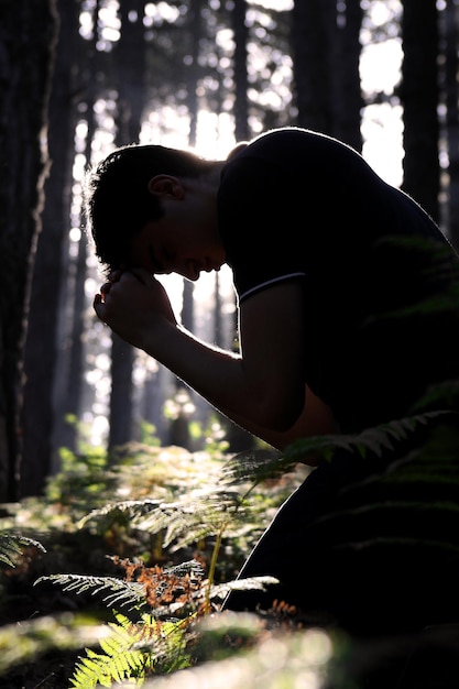 Foto man in het bos.