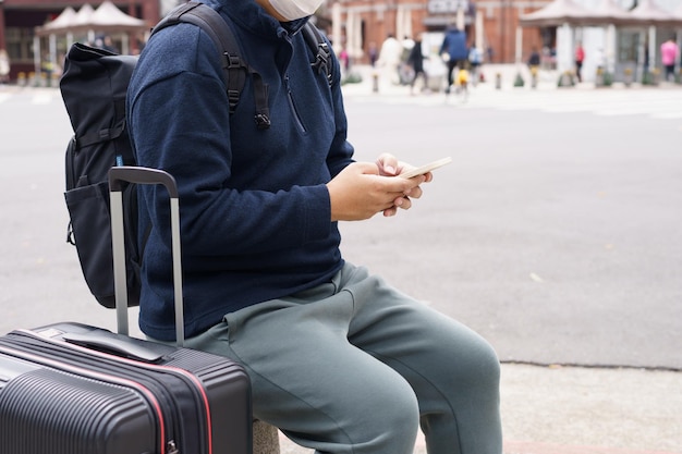 Man in het centrum van de stad die een taxi bestelt met behulp van een smartphone-app Een taxi reserveren met behulp van een online applicatie op een smartphone