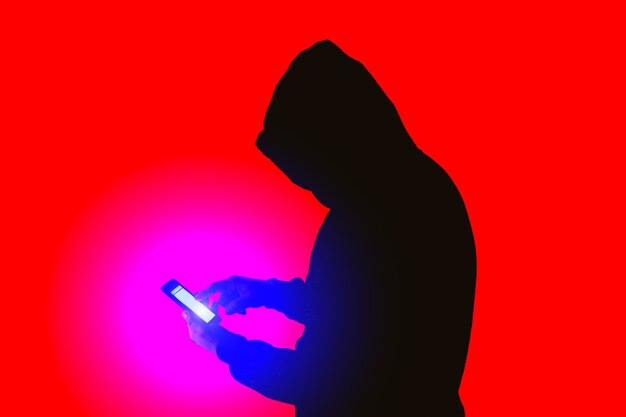 Фото Человек в толстовке с капюшоном взламывает личные данные. информационная безопасность. защита информационного понятия. неверный пароль.
