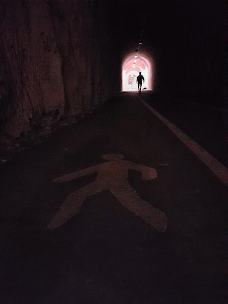 사진 조명 된 터널 에 있는 사람
