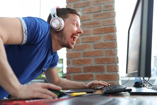 Man in koptelefoon schreeuwen op computermonitor