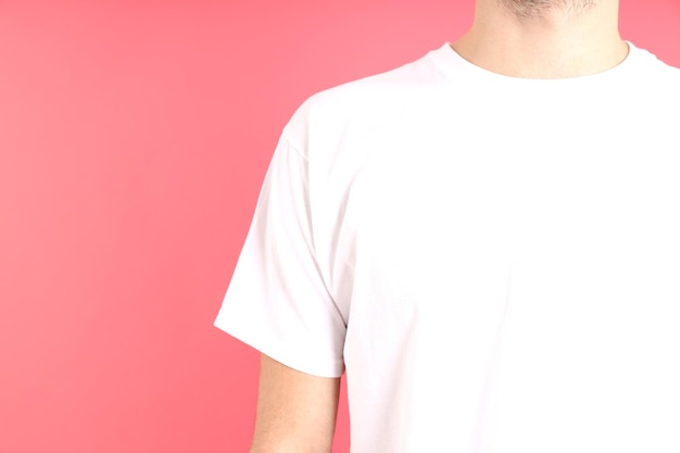 Man in leeg wit t-shirt op roze achtergrond