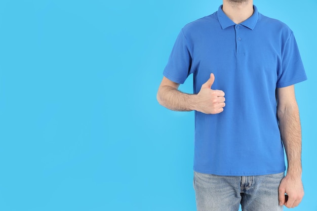 Man in lege blauwe polo op blauwe achtergrond