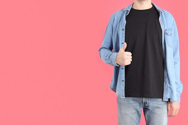 Man in lege zwarte t-shirt op roze achtergrond