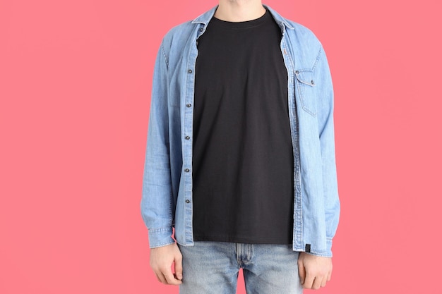 Man in lege zwarte t-shirt op roze achtergrond