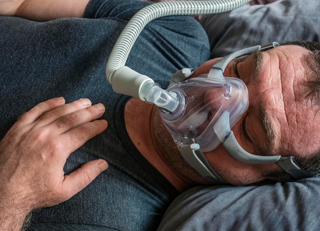 Фото Человек в маске для терапии cpap