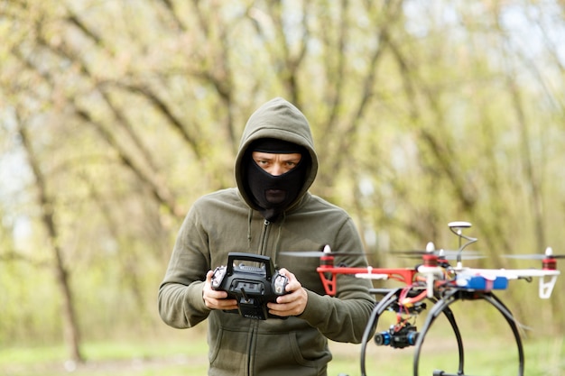 Man in masker vliegen met de drone. Technologie dief concept