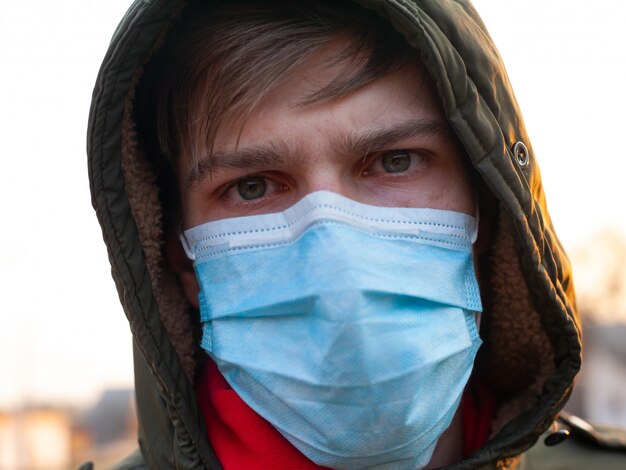 man in medisch masker is ziek met coronavirus.