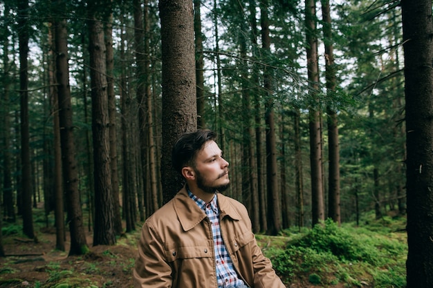 Man in Misty bergbos