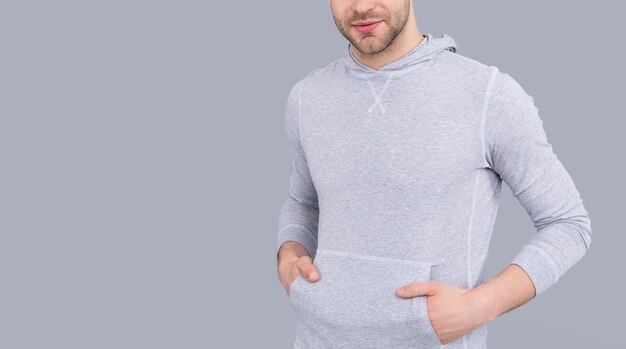 Man in mode sweatshirt crop view studio Man met casual modestijl Trendy modekleding