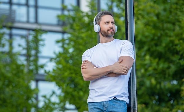 Man in muziek luisteren buiten bannerfoto van man in muziek luisteren in koptelefoon