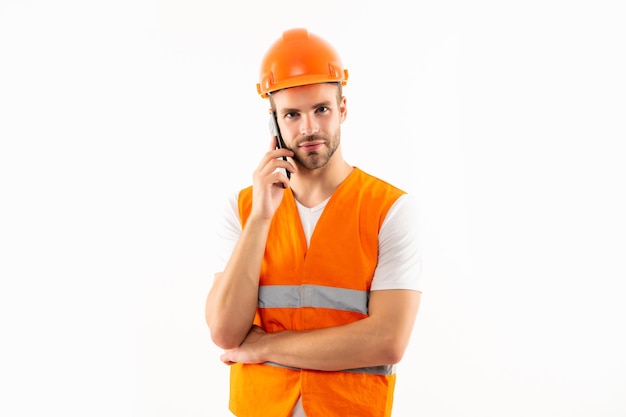 Man in oranje reflecterend vest en helm praten over de telefoon geïsoleerd op een witte achtergrond