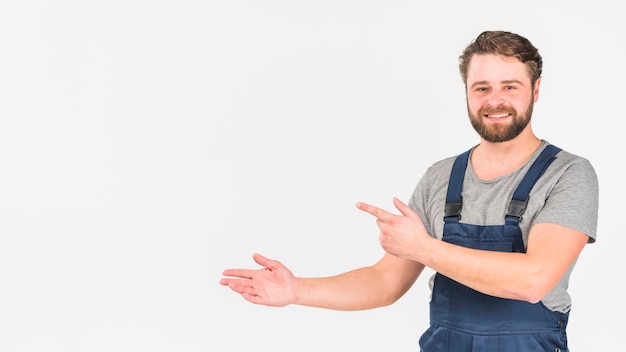 Man in overall wijzende vinger weg