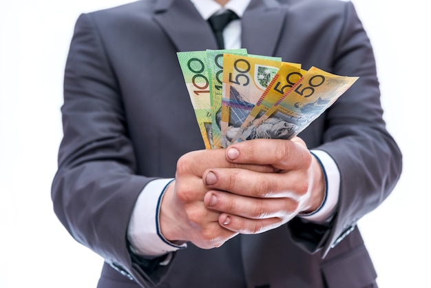 Man in pak biedt Australische dollar biljetten aan