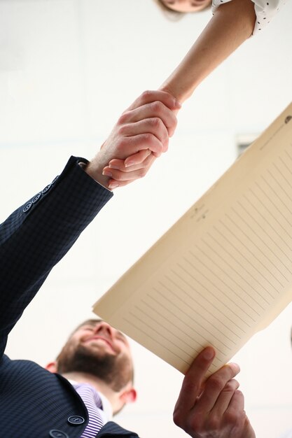 Man in pak en stropdas geven hand als hallo in office