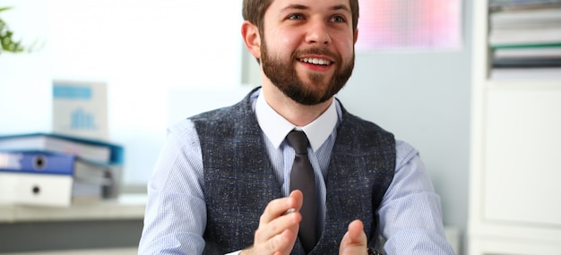 Man in pak klap in zijn armen gefeliciteerd voor succesvol seminar