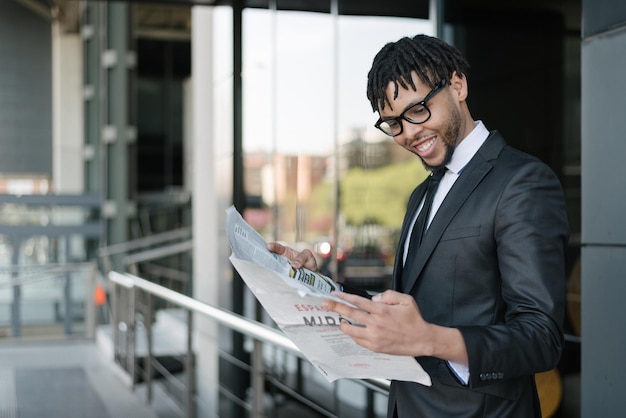 Man in pak krant lezen op Business Street