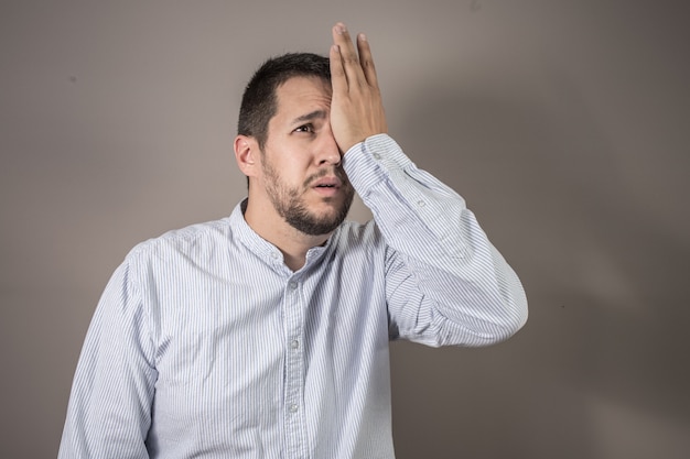 Man in pijn gooide zijn hand naar zijn gezicht