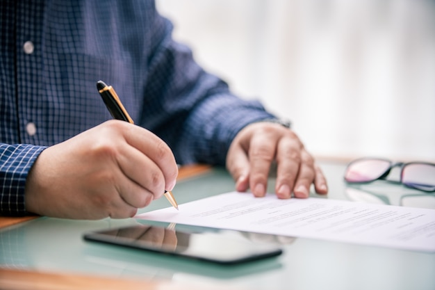 Man in shirt document ondertekenen