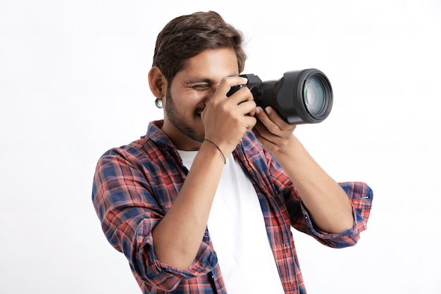 Man in shirt met een professionele camera