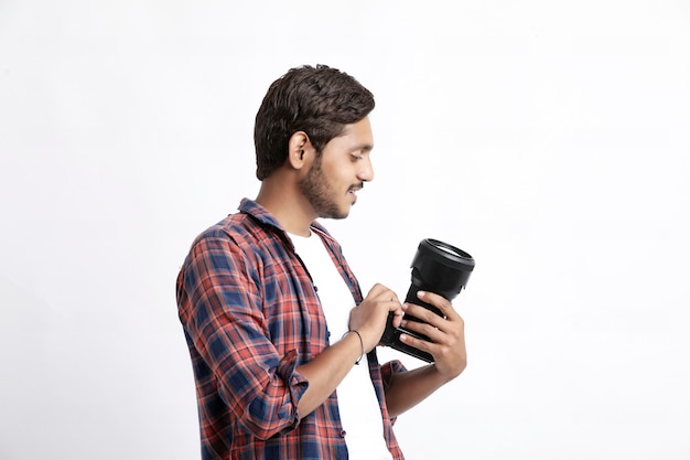 Man in shirt met een professionele camera