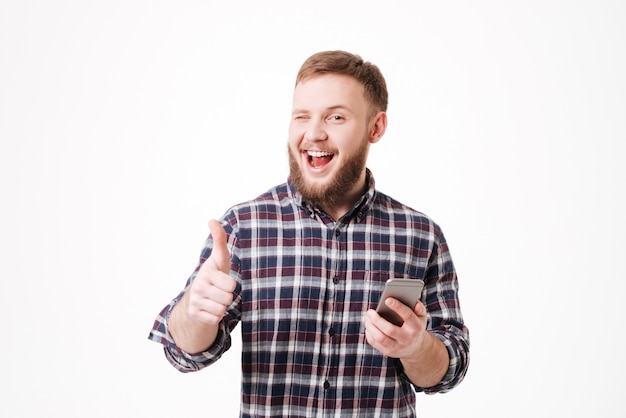 Man in shirt met telefoon