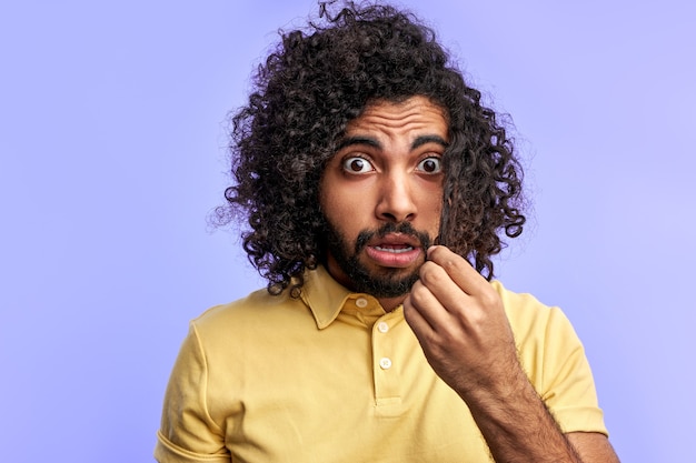 Man in shock, kijk aanraken van lang krullend haar, geïsoleerd