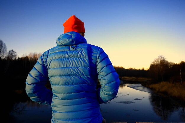 man in sport donsjack landschap winter trekking / donsjack op een toerist, buitenactiviteiten in het noorden, seizoenslandschap