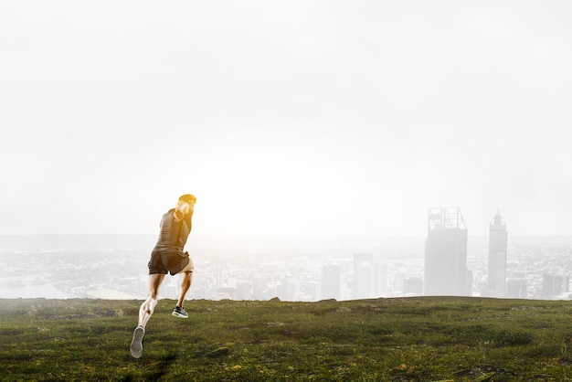 Man in sportkleding die loopt voor sporten, fitness en een gezonde levensstijl. Gemengde media