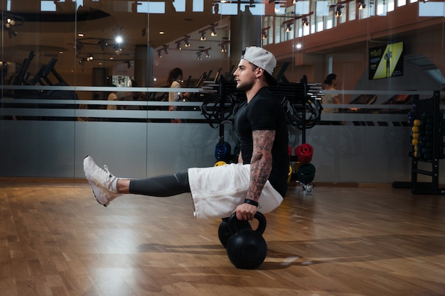 Man in sportkleding is training in de sportschool