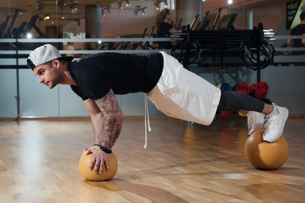 man in sportkleding is training in de sportschool