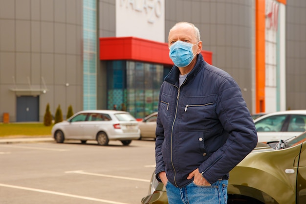 Man in stadsstraat met een beschermend gezichtsmasker voor de verspreiding van het Coronavirus