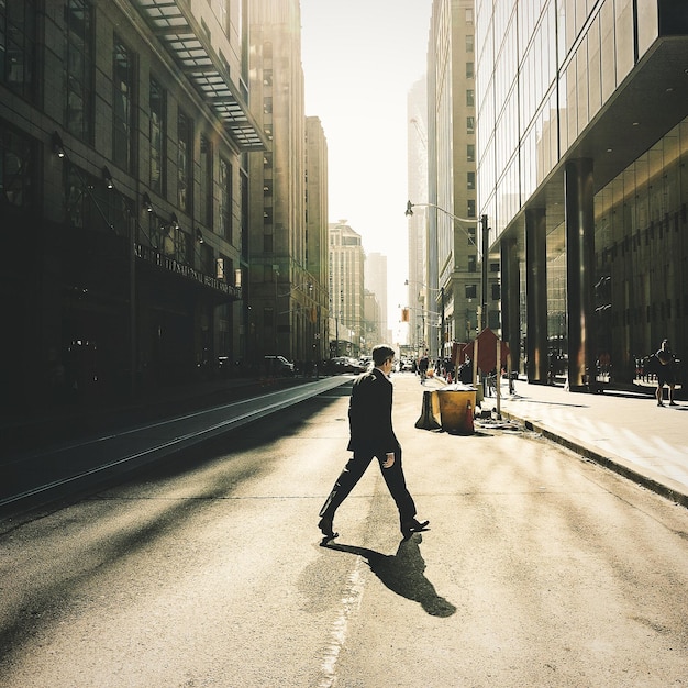 写真 通りの男