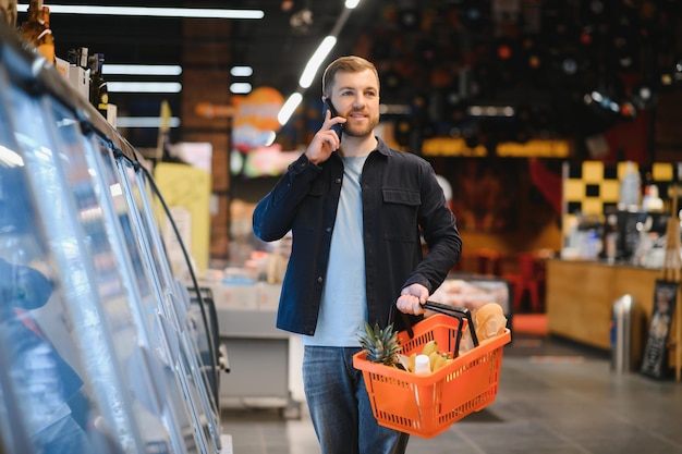 Foto man in supermarkt supermarkt klant