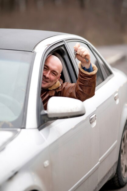 Фото Человек в машине с ключами в руке