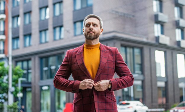 man in trendy herenkleding buiten man in herenkleding op straat man in herenkleding buiten foto van man in herenkleding of jas