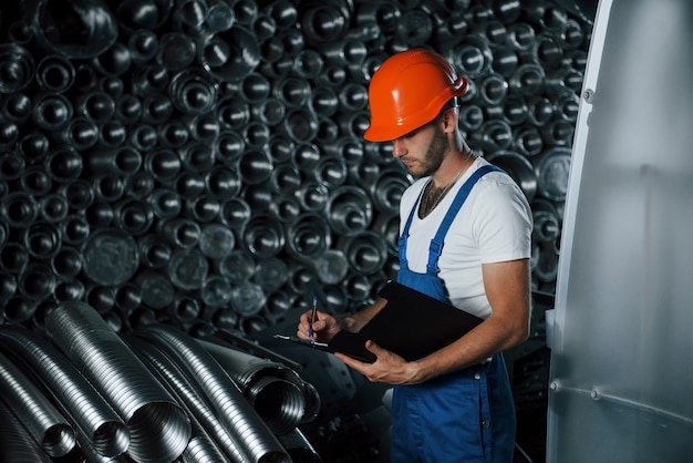 Man in uniform werkt aan de productie