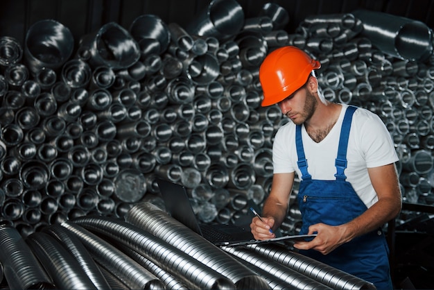 Man in uniform werkt aan de productie