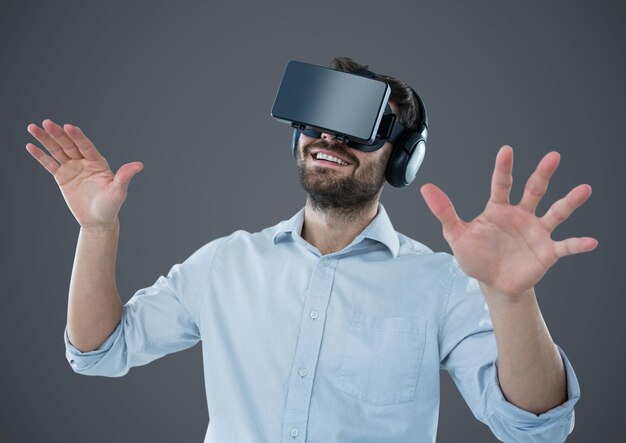 Man in virtual reality-headset tegen grijze achtergrond