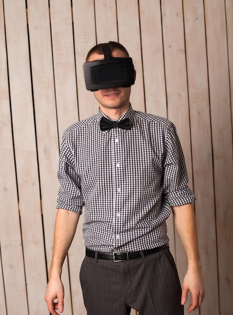 Man in virtual reality-helm. VR-bril.