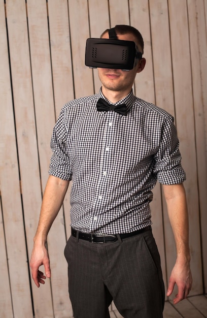 Man in virtual reality-helm. VR-bril.