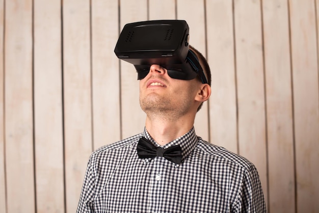 Man in virtual reality-helm. VR-bril.