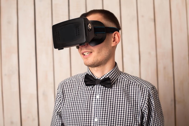 Man in virtual reality-helm. VR-bril.