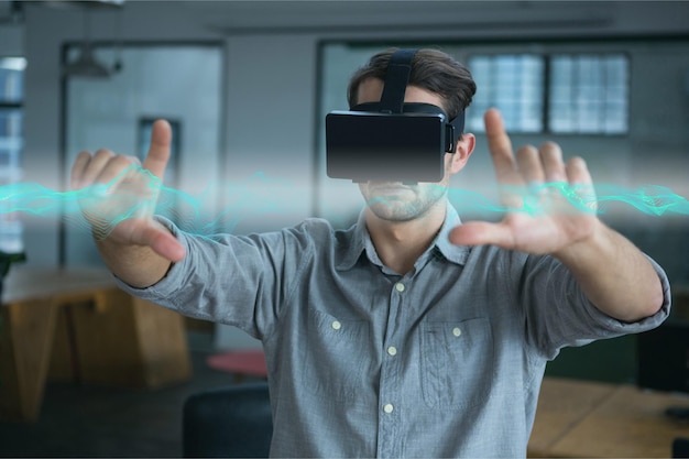 Man in VR-headset die interface met flare aanraakt