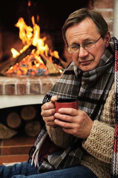 Man in warme kleding met cup