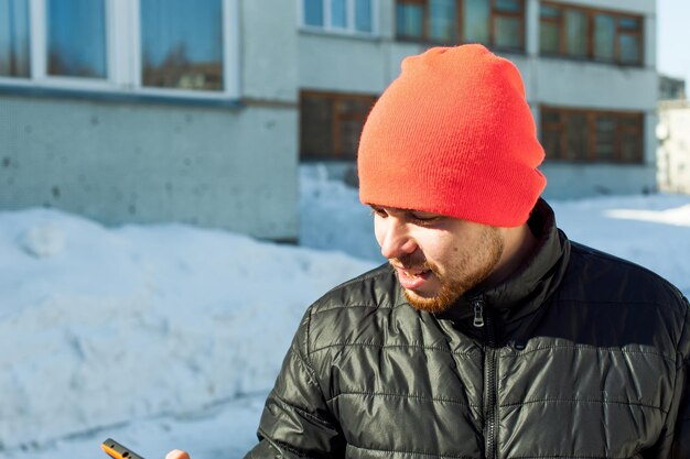 Man in warme kleren die selfie maakt met zijn mobiele telefoon