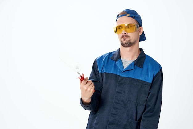 Man in werkende uniform schilder woningrenovatie decoratie